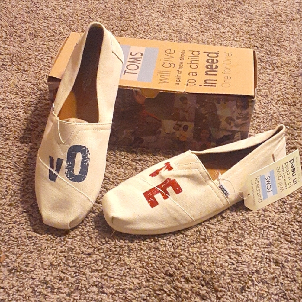 Men's classic, natural canvas Toms